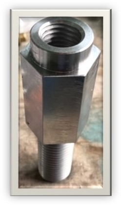 Metalowy łącznik gwintowany o sześciokątnym korpusie, widoczne precyzyjne gwinty wewnętrzne i zewnętrzne, obróbka powierzchniowa z połyskiem.