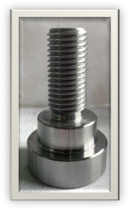 Metalowy element z gwintem, składający się z trzech cylindrycznych części o różnej średnicy, sfotografowany na jasnym tle.