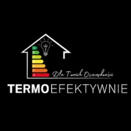 Grafika na czarnym tle przedstawiająca biały obrys domu z żarówką w środku i kolorowymi paskami od A do G symbolizującymi klasę energetyczną, napis 'Dla Twoich Oszczędności' i słowo...