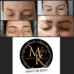 MK Beauty Marcelina Kopeć - Kolaż zdjęć: zbliżenie na brwi przed i po zabiegu makijażu permanentnego oraz logo firmy w kolorze złotym na czarnym tle z nazwą konta na Instagramie.