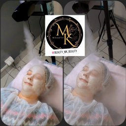 MK Beauty Marcelina Kopeć - Klientka z maseczką na twarzy podczas zabiegu parowego w salonie kosmetycznym, widoczne logo firmy Beauty_MK_Beauty.