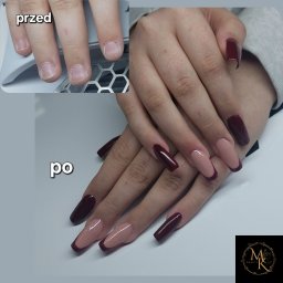 MK Beauty Marcelina Kopeć - Porównanie wyglądu dłoni przed i po zabiegu stylizacji paznokci: naturalne, krótkie paznokcie kontra eleganckie, długie paznokcie w kolorze bordowym i beżowym z ciemnym obramowaniem, logo w prawym...