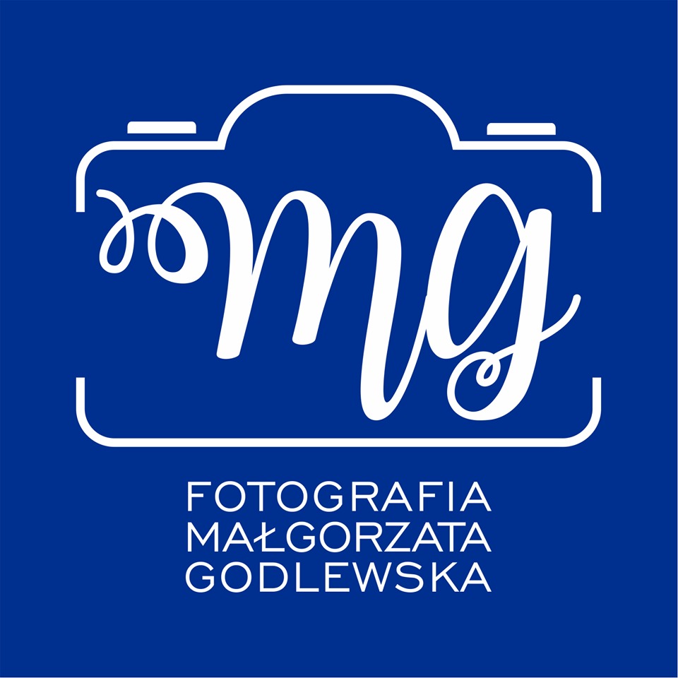 Logo fotograficzne w kolorze białym na ciemnoniebieskim tle, przedstawiające stylizowany aparat i inicjały MG, poniżej nazwa 'FOTOGRAFIA MAŁGORZATA GODLEWSKA'.