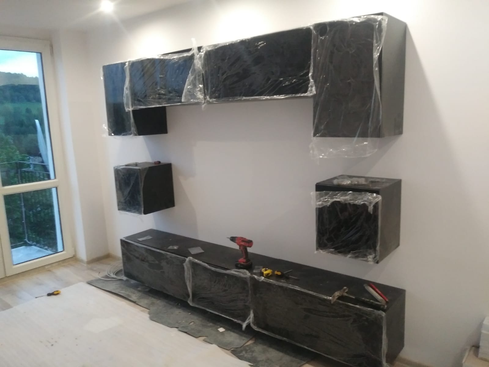 Złożenie mebli pokojowych oraz montaż na ścianie