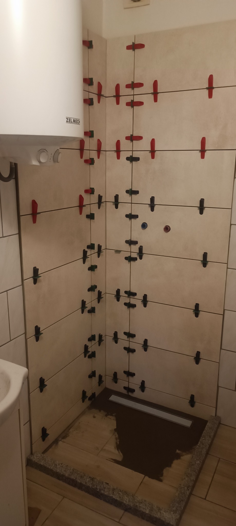 Położenie płytek oraz montaż odpływu liniowego i kabiny prysznicowej