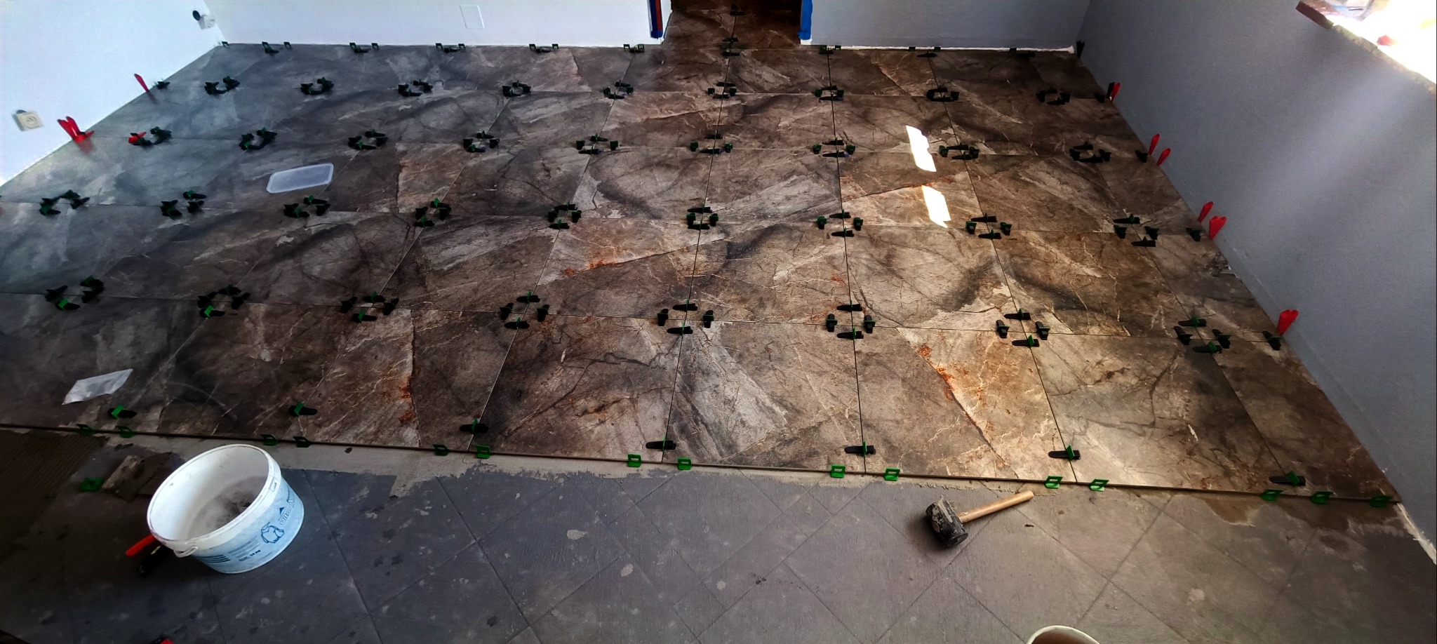 Położenie gresu na podłodze. Wymiar 60x60