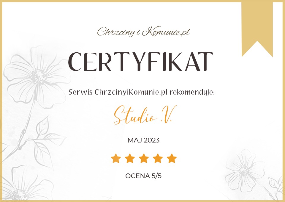 Certyfikat serwisu ChrzcinyiKomunie.pl rekomendujący Studio V, wystawiony w maju 2023 z oceną 5/5, ozdobiony motywem kwiatowym i złotym akcentem.
