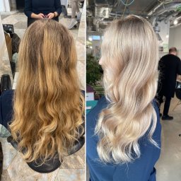 Marlena Tomczyk Hair Design - Porównanie włosów przed i po koloryzacji: z prawej strony blond, falowane, z profilu, z lewej strony - odrosty i żółte refleksy.