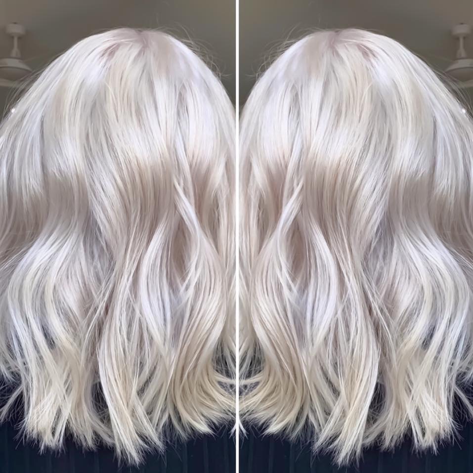 Świeżo po koloryzacji: Platynowy blond z delikatnymi falami, widok z tyłu głowy, symetryczne ułożenie włosów.