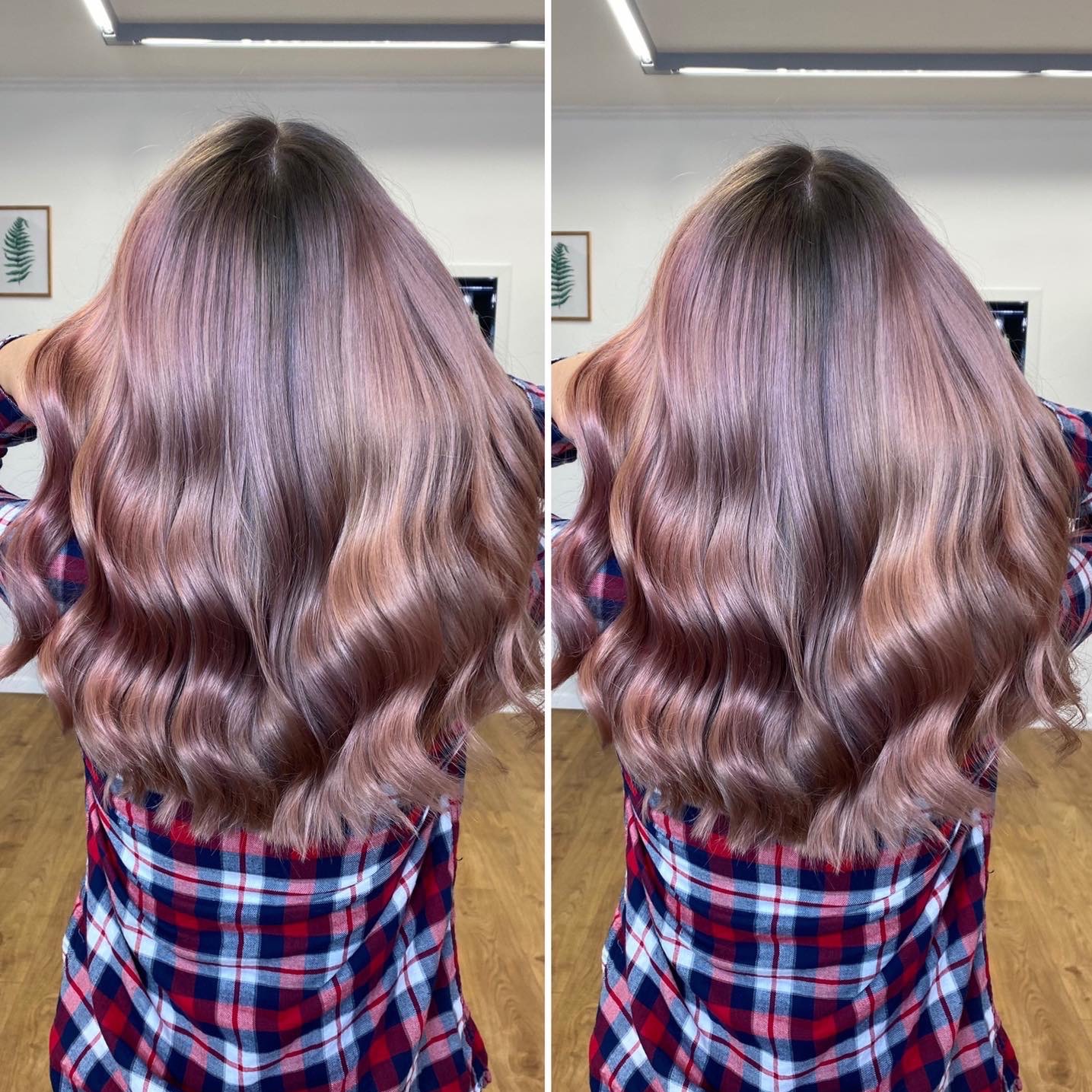 Włosy po koloryzacji w odcieniach różowego złota, stylizowane w luźne fale, widok z tyłu, osoba w koszuli w kratę.