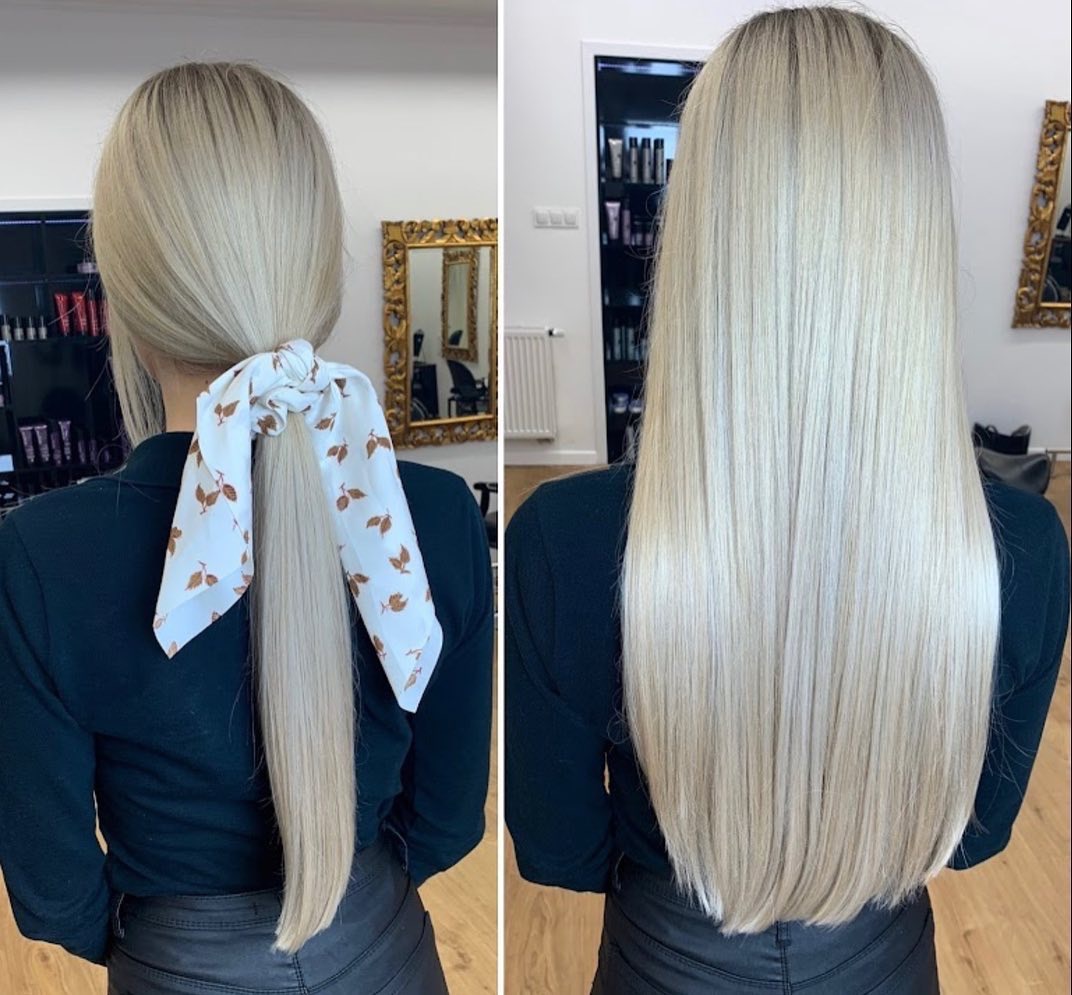 Porównanie przedłużonych, platynowych włosów blond: z tyłu związane białą apaszką w brązowe listki oraz rozpuszczone, proste, sięgające do połowy pleców.