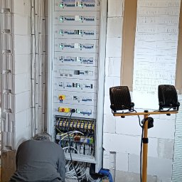 Montaż rozdzielnicy elektrycznej w domu jednorodzinnym 
