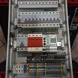 Projekt i montaż rozdzielnicy elektrycznej.