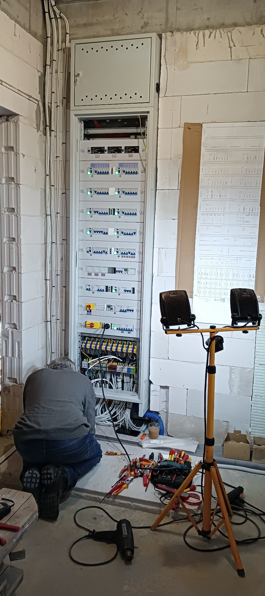 Montaż rozdzielnicy elektrycznej w domu jednorodzinnym