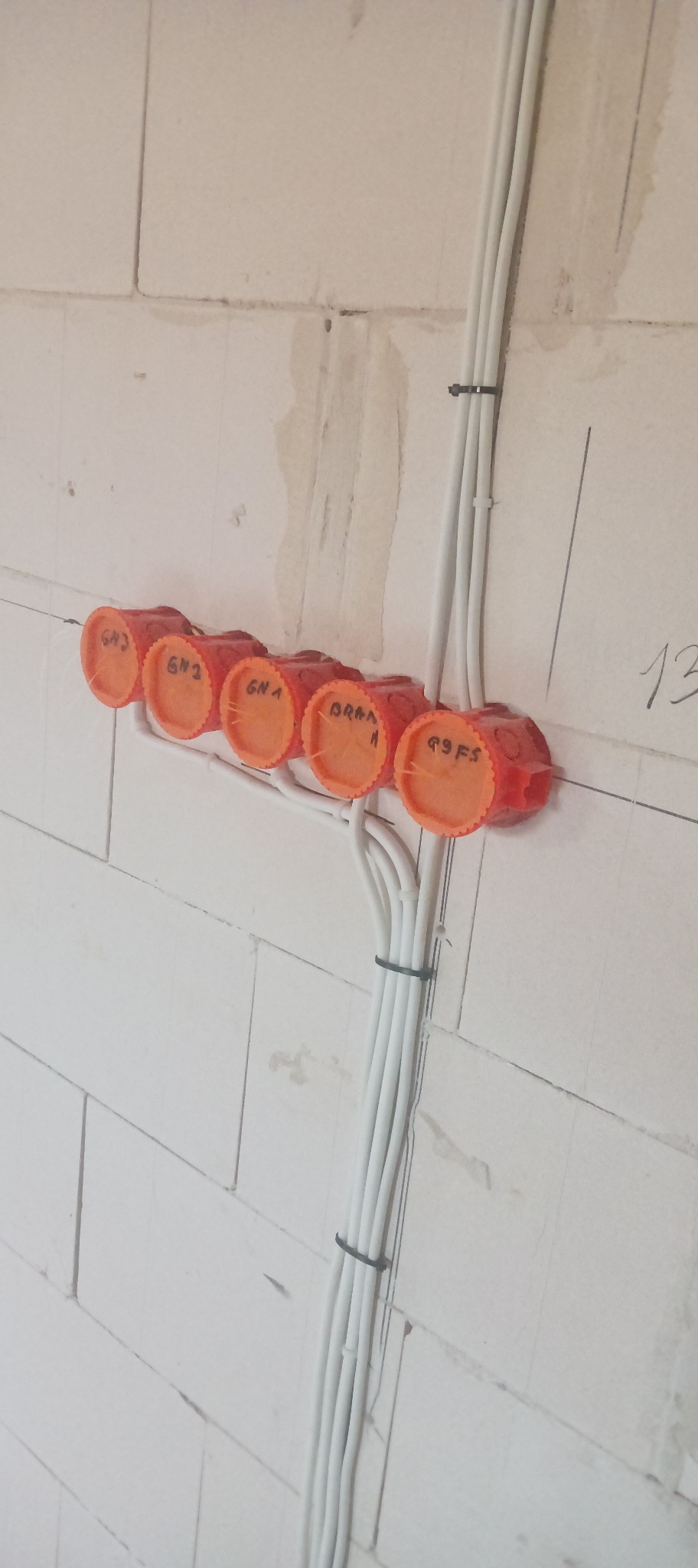 Montaż puszek elektrycznych, ułożenie przewodów