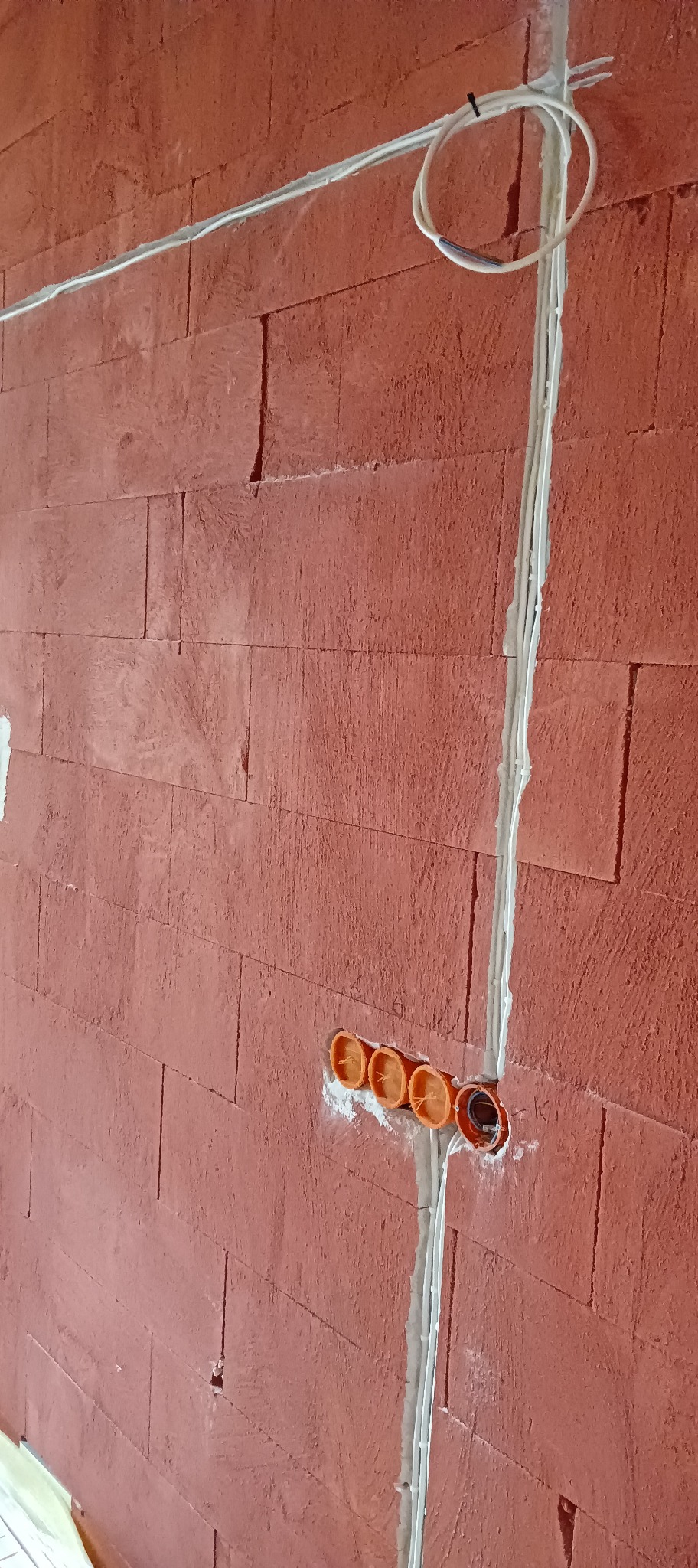 Montaż puszek elektrycznych, bruzdowanie, ułożenie przewodów