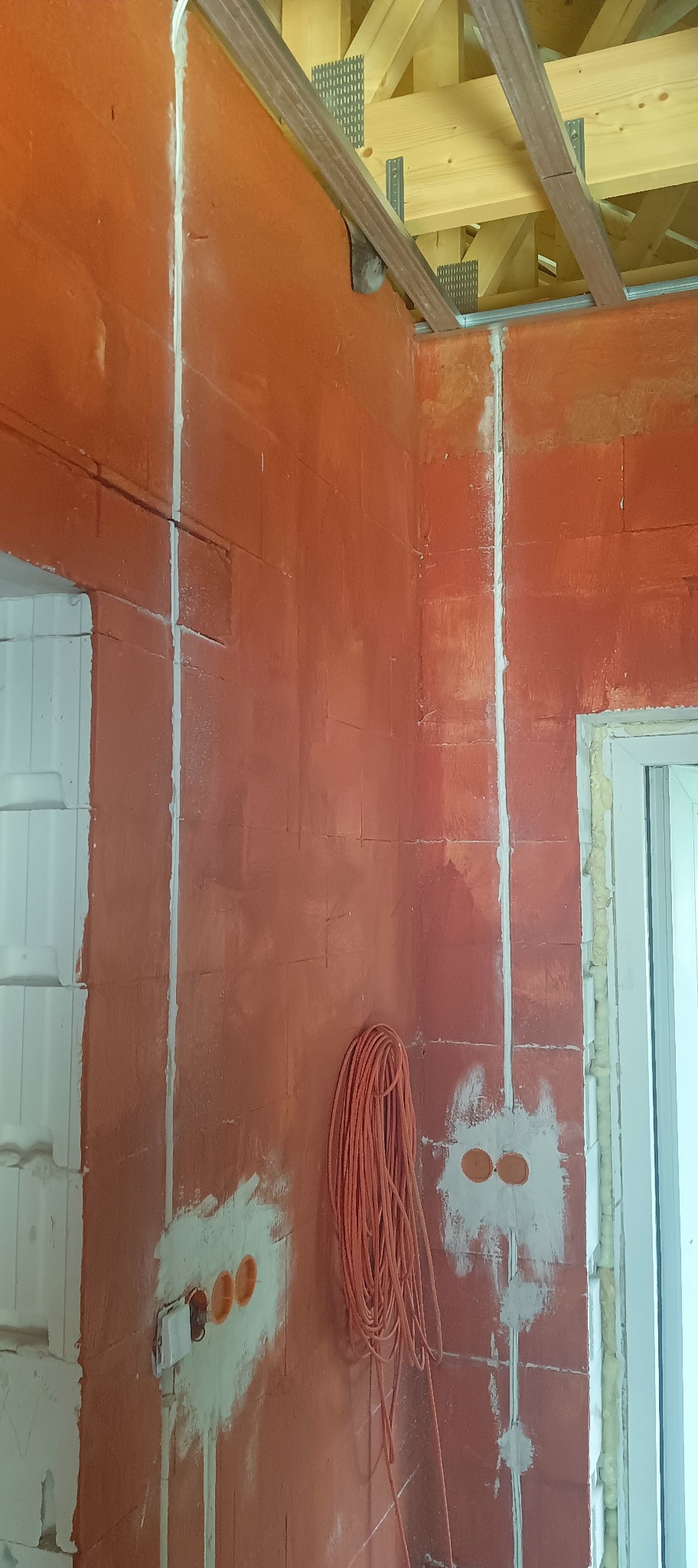 Bruzdowanie, ułożenie przewodów elektrycznych