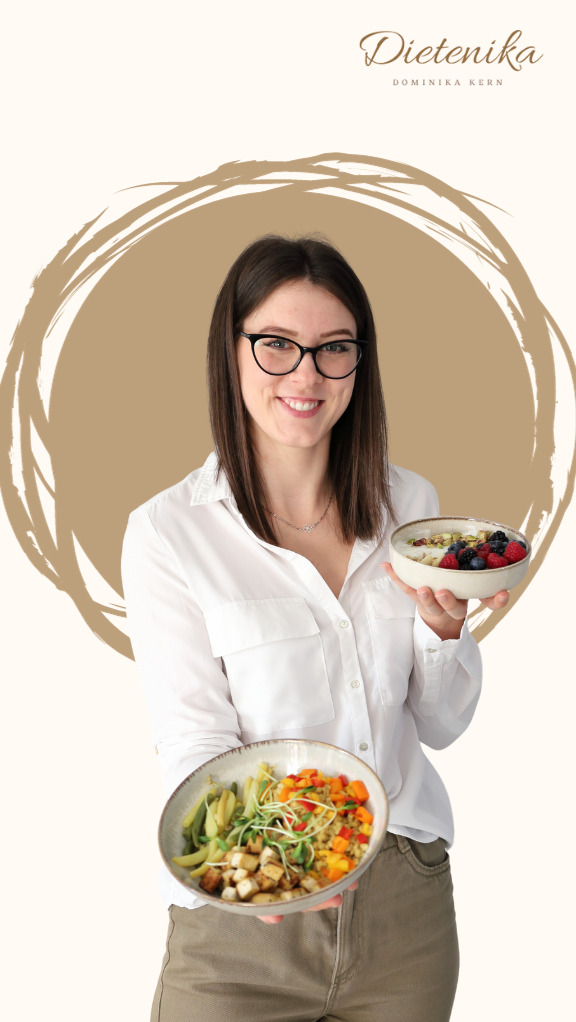 Uśmiechnięta kobieta w okularach prezentuje dwa talerze: owsiankę z owocami i sałatkę warzywną z tofu, na beżowym tle z logo.