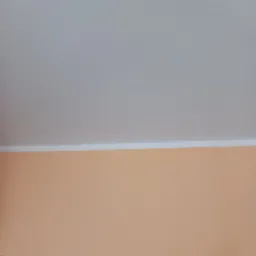 Ściana pomalowana na kolor brzoskwiniowy z białym pasem oddzielającym ją od szarego sufitu.