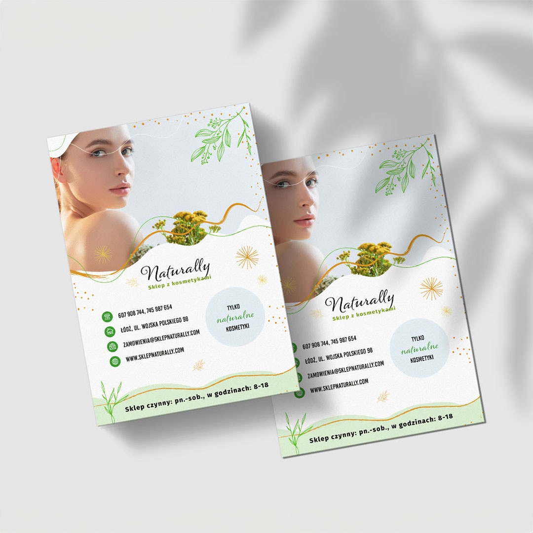 Dwie identyczne ulotki reklamowe sklepu z kosmetykami naturalnymi, z wizerunkiem modelki, zielonymi motywami roślinnymi i złotymi elementami graficznymi, leżące na białym tle.