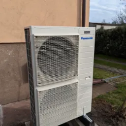 Pompa ciepła typu split Panasonic współpracująca z panelami solarnymi