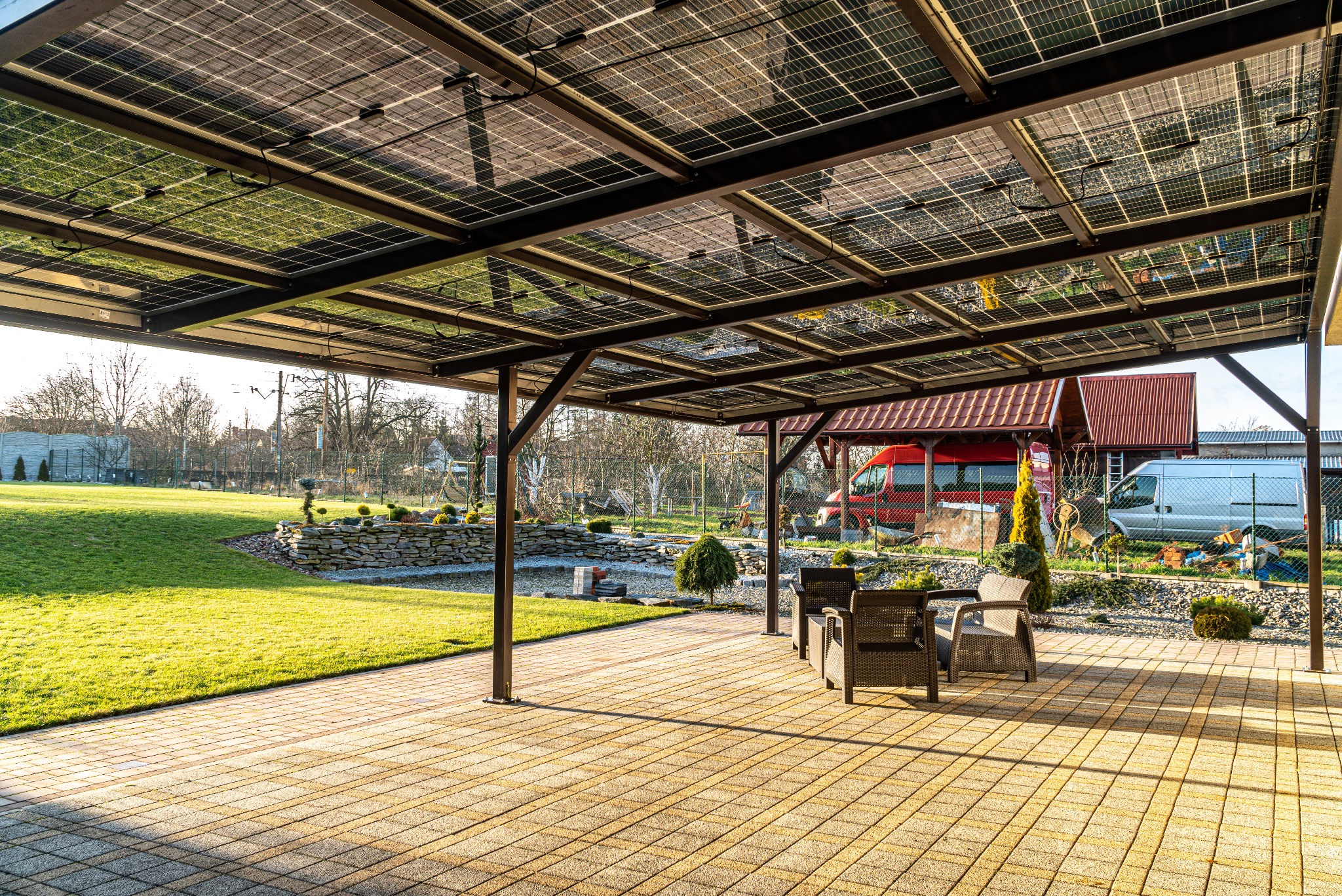 Zadaszenie tarasu z paneli bifacjalnych na konstrukcji pod zamówienie