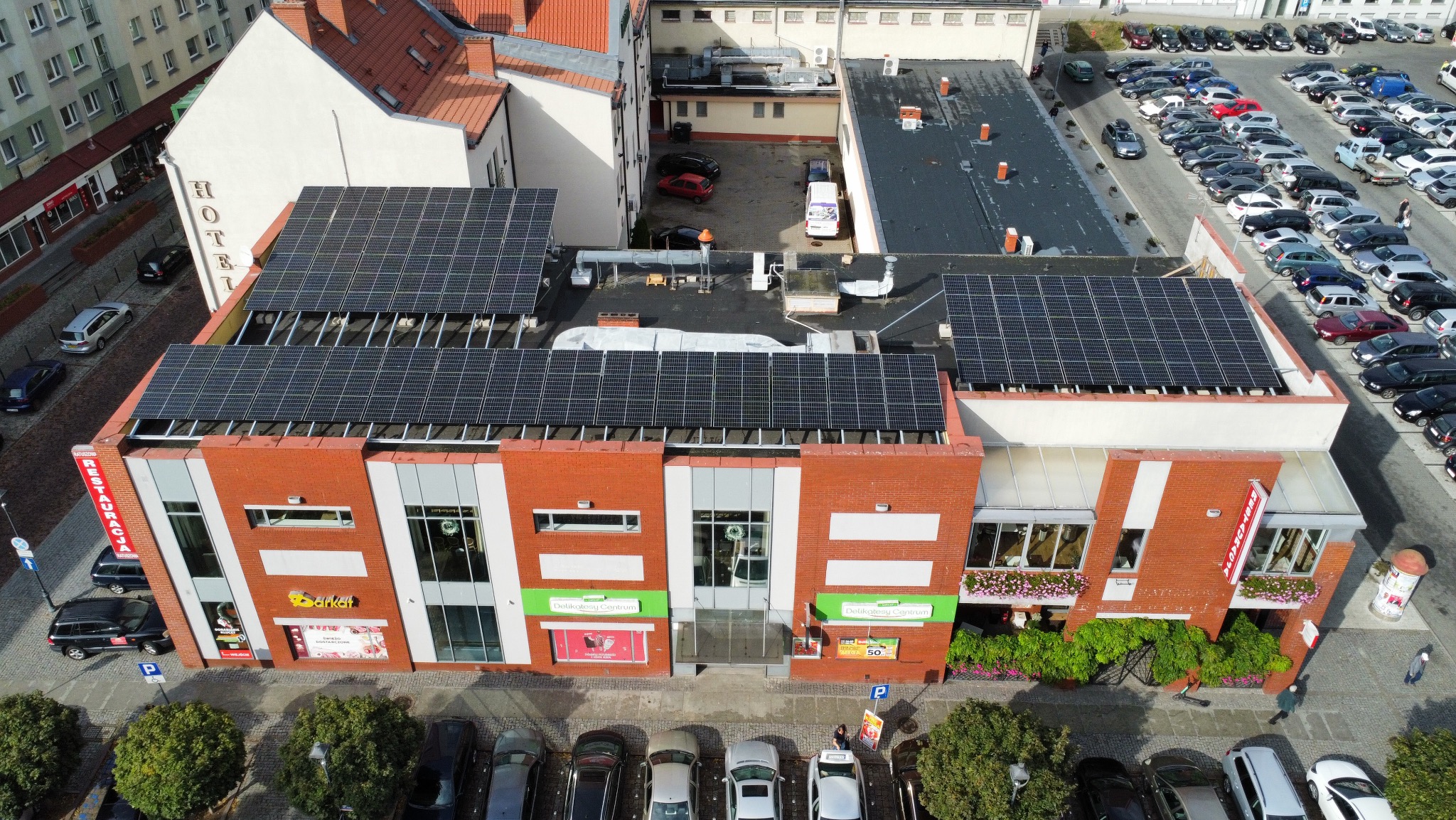 Delikatesy Centrum Stargard Instalacja fotowoltaiczna 50kW na falownikach hybrydowych