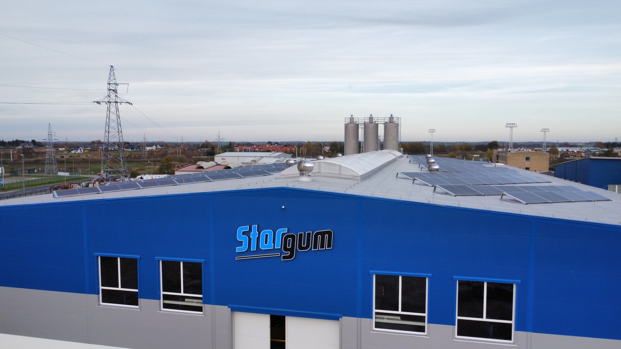 Instalacja fotowoltaiczna przemysłowa na dachu membranowym