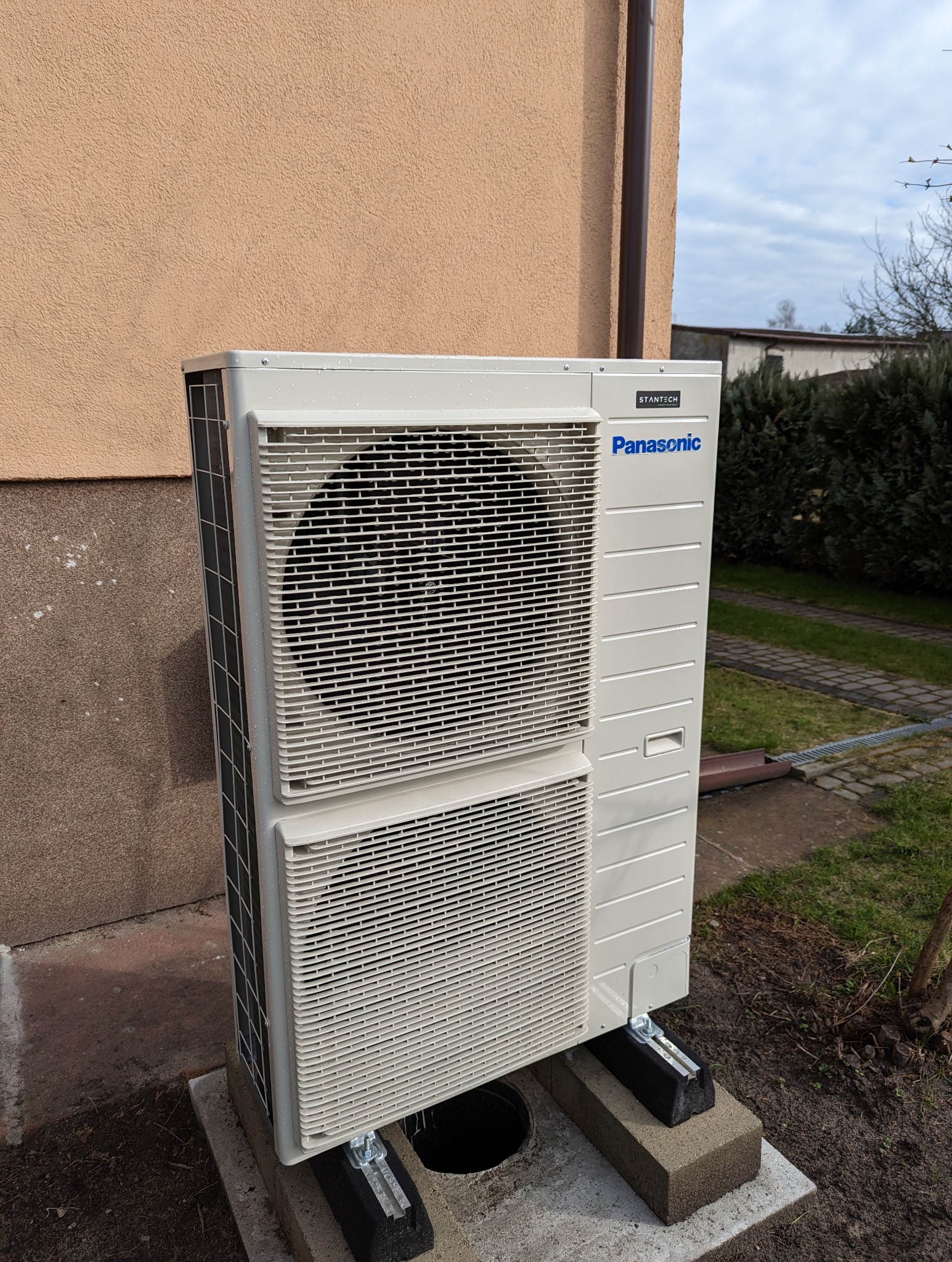 Pompa ciepła typu split Panasonic współpracująca z panelami solarnymi