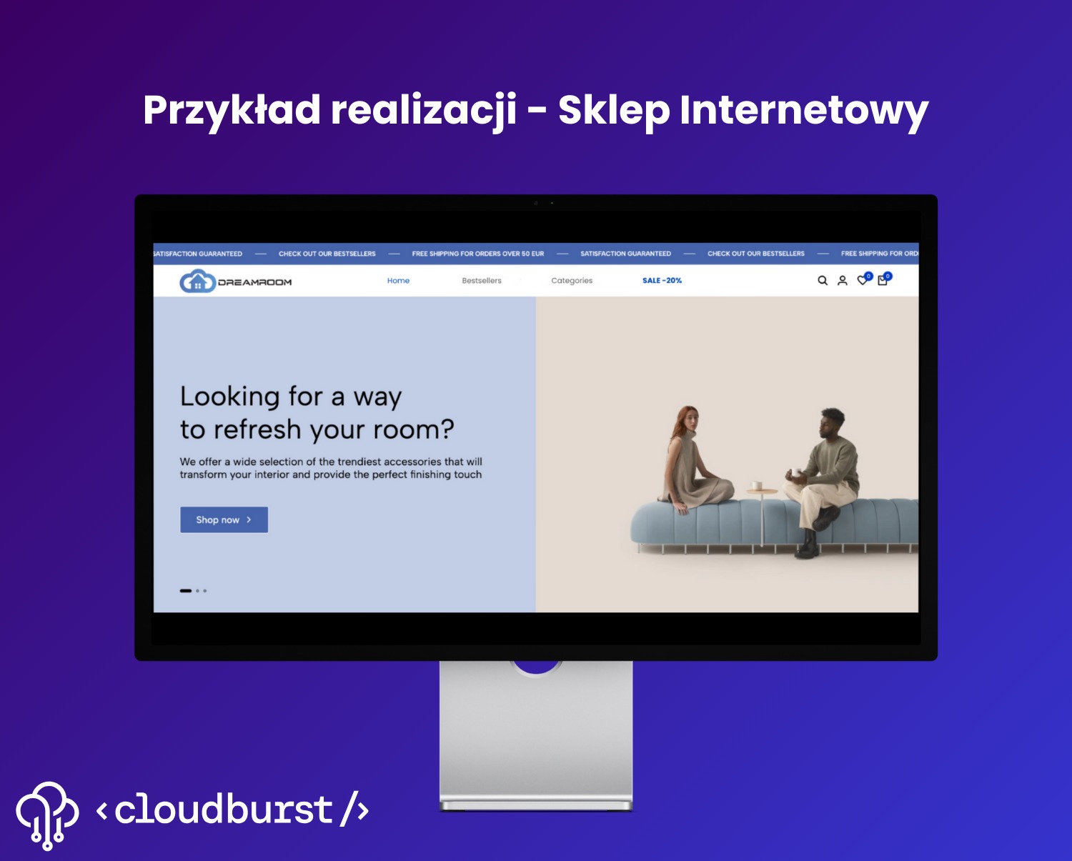 Monitor wyświetlający stronę internetową sklepu z meblami i akcesoriami do wnętrz, z minimalistycznym designem i zdjęciem modelki i modela siedzących na ławce.