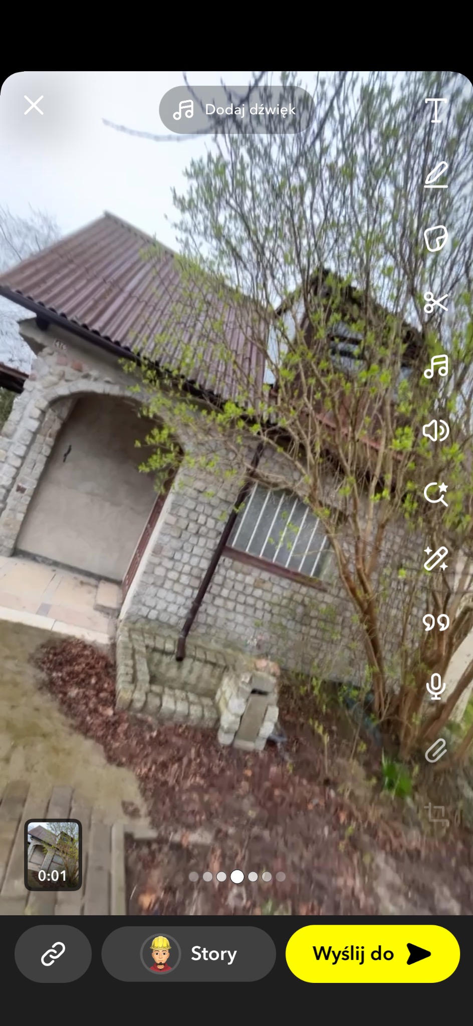 Niedokończony budynek z cegły z widocznym fundamentem i elementami konstrukcyjnymi, zarośnięty krzewami i drzewami na zewnątrz.