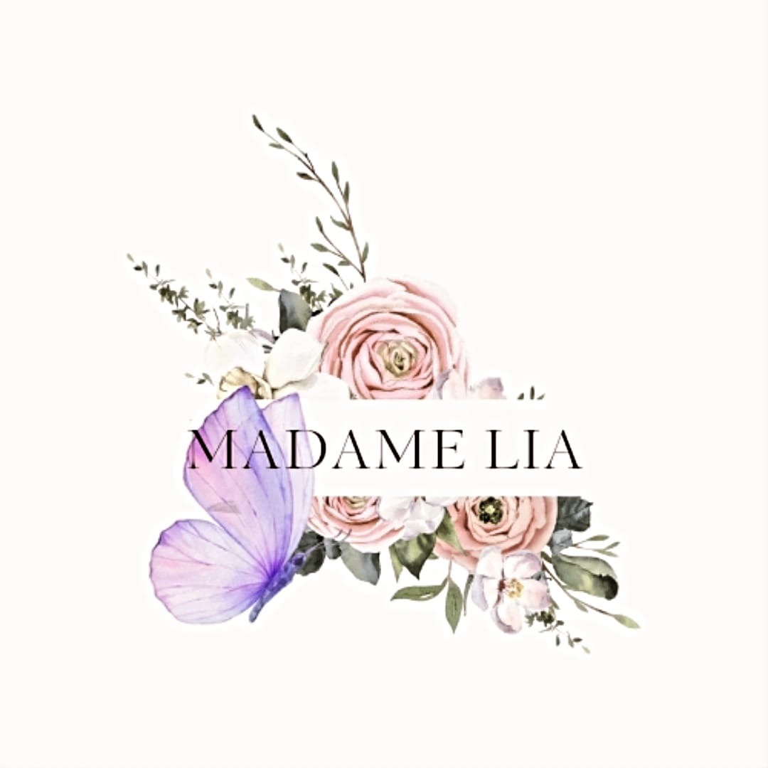 Akwarelowe logo z motywem kwiatowym i motylem, napis Madame Lia na jasnym tle.