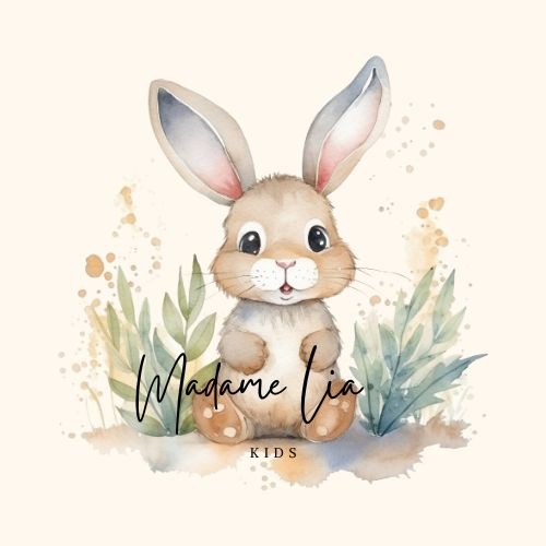 Akwarelowe przedstawienie uroczego króliczka z napisem 'Madame Lia KIDS', otoczonego delikatnymi roślinami i plamkami farby.