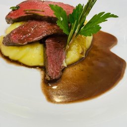 The Fine Dining - Filet z polędwicy wołowej oraz pure ziemniaczane z sosem na bazie czerwonego wina.