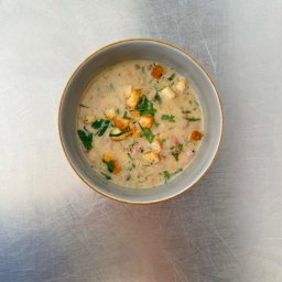 Żurek na maślance ze swojską wędzonką i białą kiełbasą.