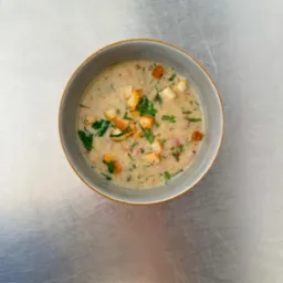 Żurek na maślance ze swojską wędzonką i białą kiełbasą.