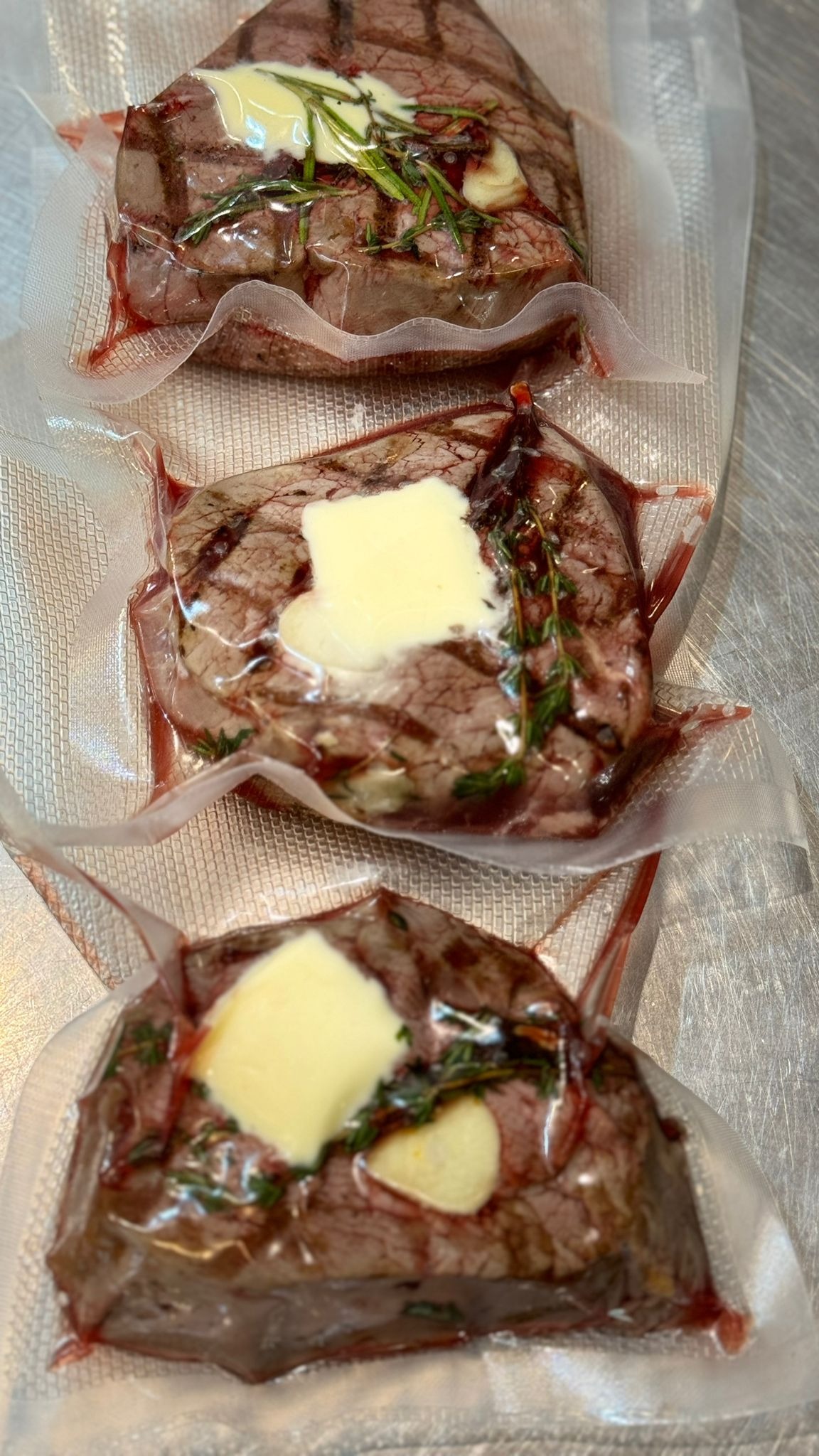 Filety z polędwicy wołowej hermetycznie zamknięte w workach moletowanych.