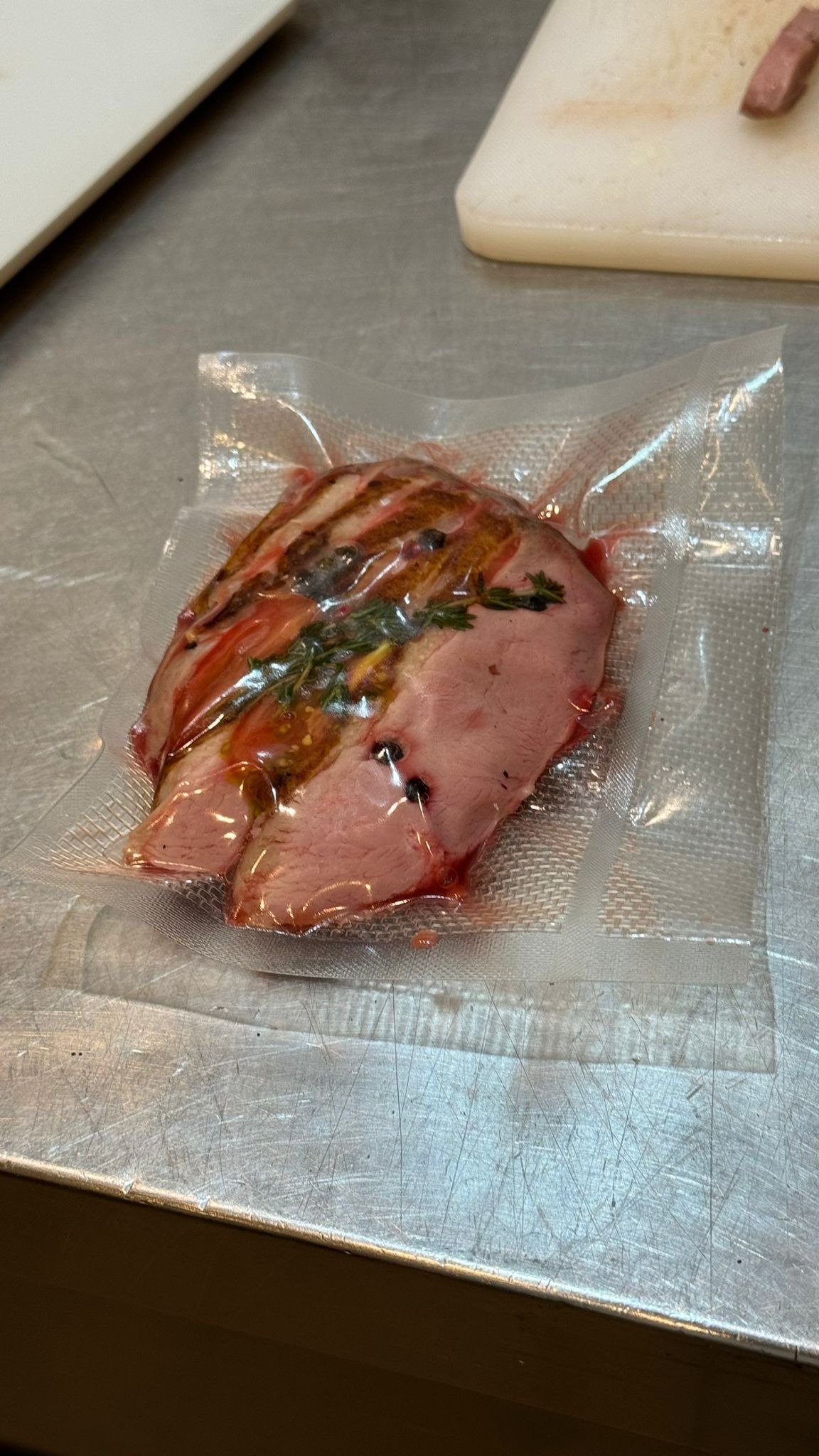 Pierś Kaczki hermetycznie zamknięta w worku moletowanym.