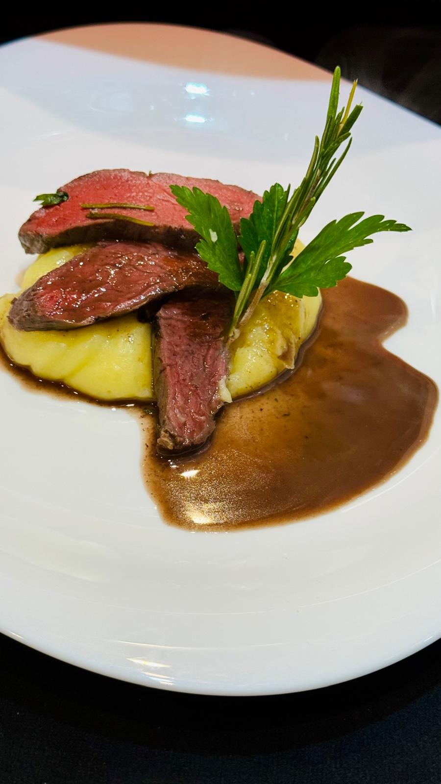 Filet z polędwicy wołowej oraz pure ziemniaczane z sosem na bazie czerwonego wina.