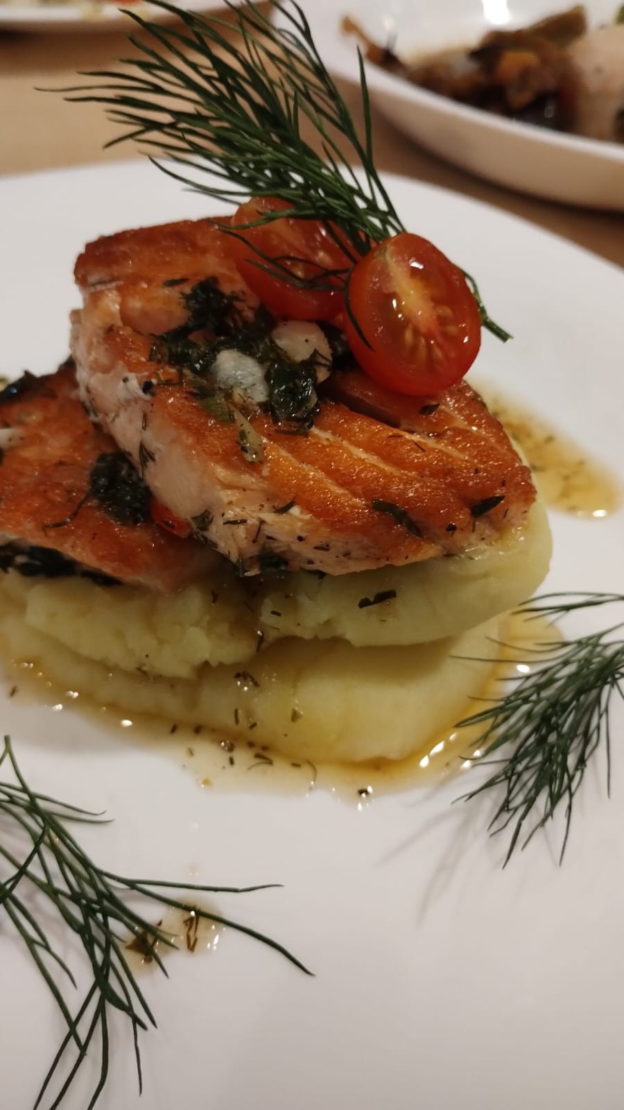 Łosoś Atlantycki w Sosie z palonego Masła, świeżych Ziół i Cytrusów.