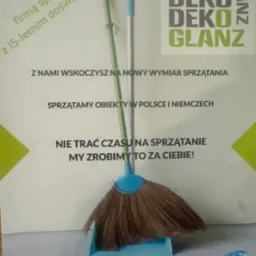 Plakat reklamowy firmy sprzątającej DEKO GLANZ z motywem miotły, szufelki i hasłami reklamowymi.
