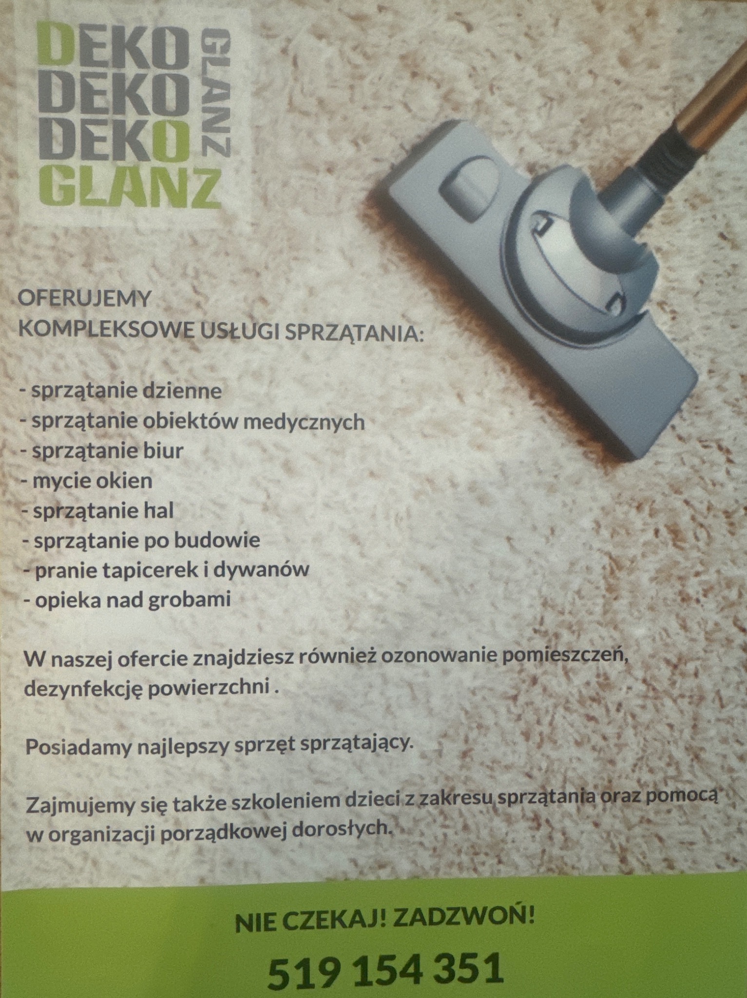 Reklama usług sprzątania w Gliwicach: zbliżenie na ssawkę odkurzacza na tle dywanu, logo firmy i wykaz oferowanych usług sprzątania.