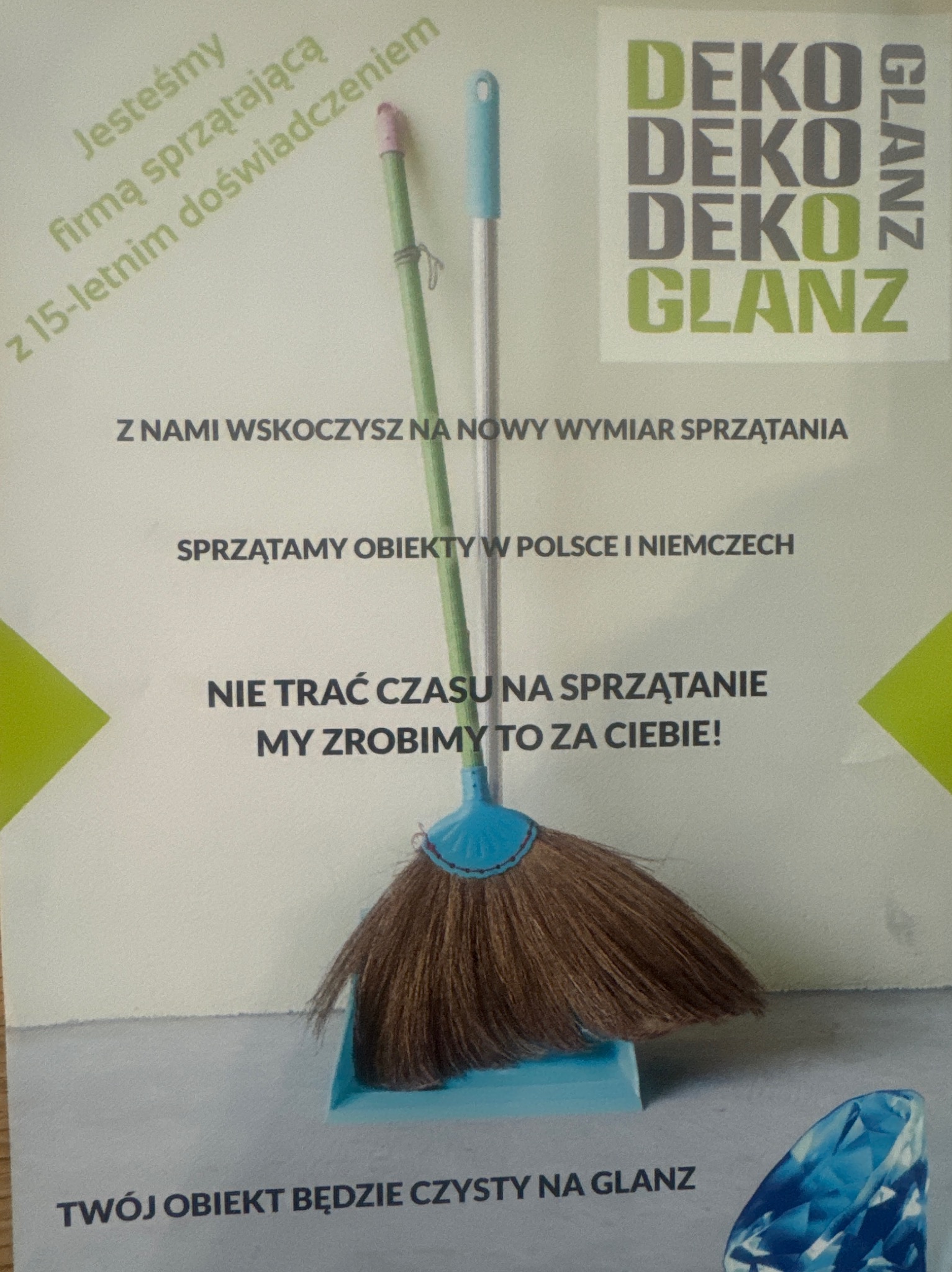 Plakat reklamowy firmy sprzątającej DEKO GLANZ z motywem miotły, szufelki i hasłami reklamowymi.