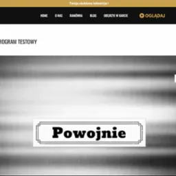 Strona internetowa stacji telewizyjnej Klasyka TV z napisem 'Powojnie' w ozdobnej ramce na tle abstrakcyjnych szarości, widoczne menu nawigacyjne i logo w lewym górnym rogu.