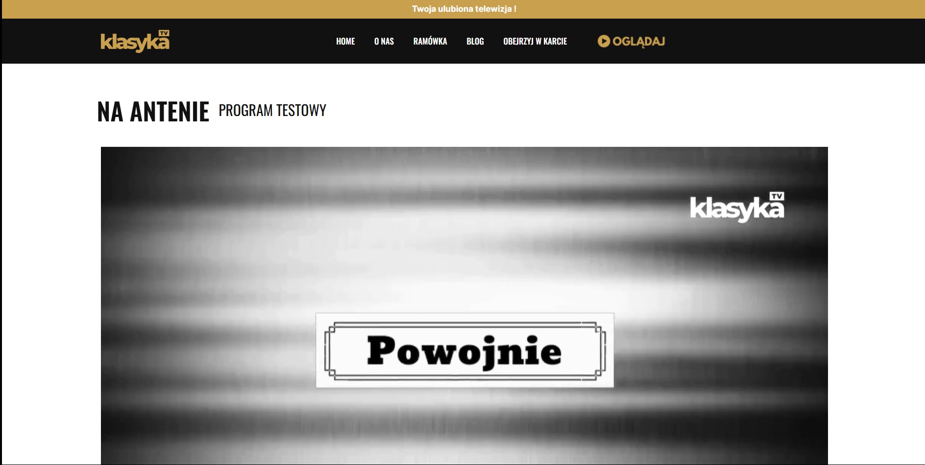 Strona internetowa stacji telewizyjnej Klasyka TV z napisem 'Powojnie' w ozdobnej ramce na tle abstrakcyjnych szarości, widoczne menu nawigacyjne i logo w lewym górnym rogu.