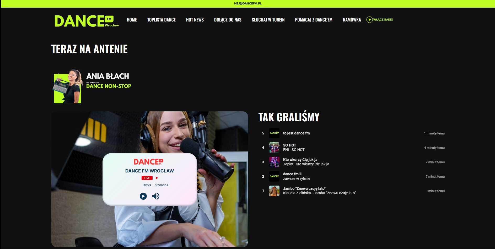 Strona internetowa stacji radiowej Dance FM Wrocław z aktualną ramówką, prezentująca prezenterkę Anię Błach i listę ostatnio granych utworów.