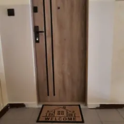 Drzwi Gerda w kolorze dąb turner + okucia i aplikacje w kolorze czarnym