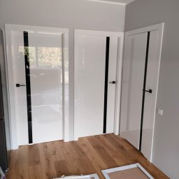 Marcin Suchecki LuxDoor - Drzwi DRE Vetro D kolor bianco połysk