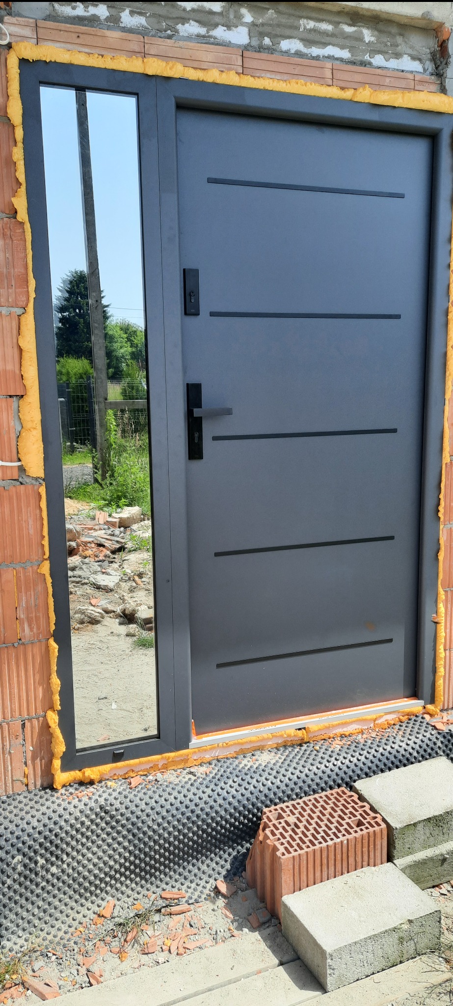 Drzwi w kolorze antracyt, ościeżnica Termo Alu z naświetlem bocznym lustro webeckie