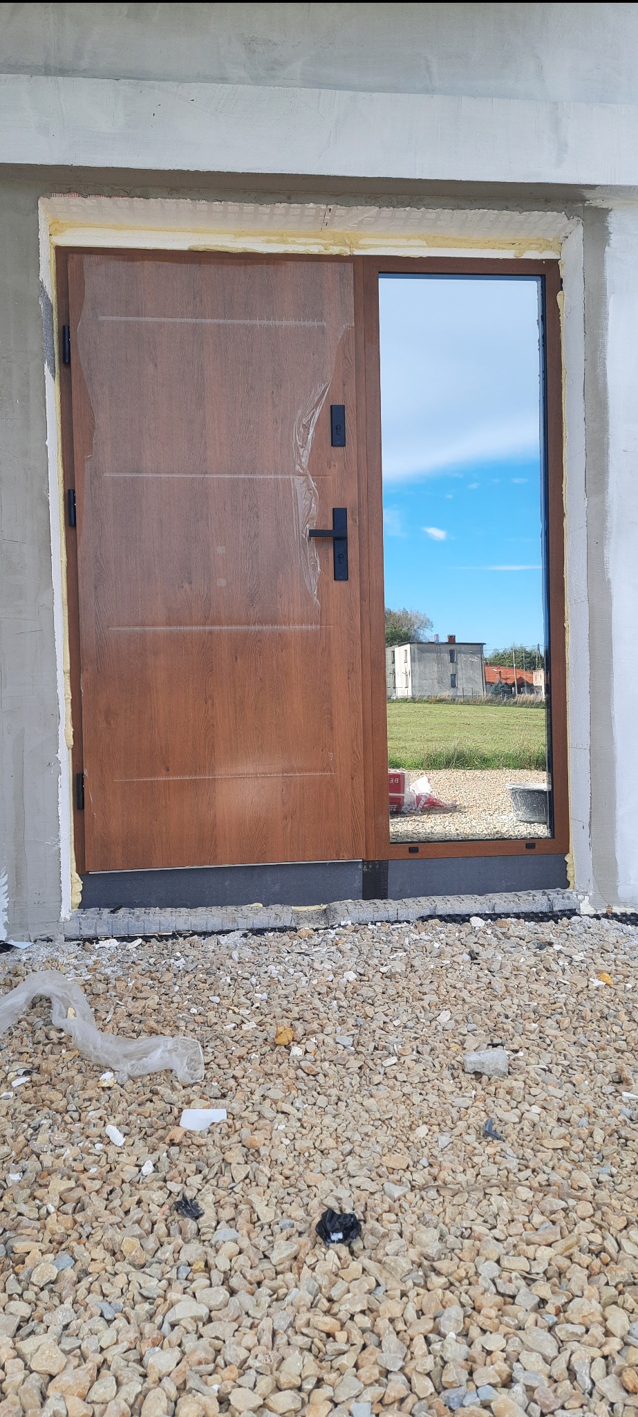 Drzwi w kolorze winchester + naświetle boczne lustro weneckie